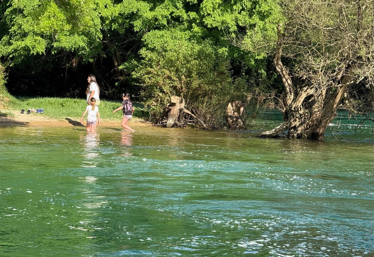 Hrabri se kupali, kafići puni: Sunčana nedjelja na Čeveljuši