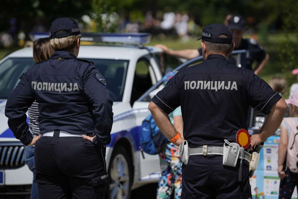 Video | Policija traži osobu koja je mokrila na svijeće za stradale u Novom Sadu