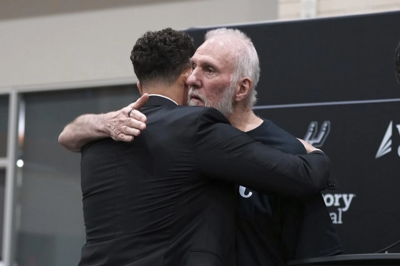 Popovich uz dosta emocija službeno predao trenersku palicu