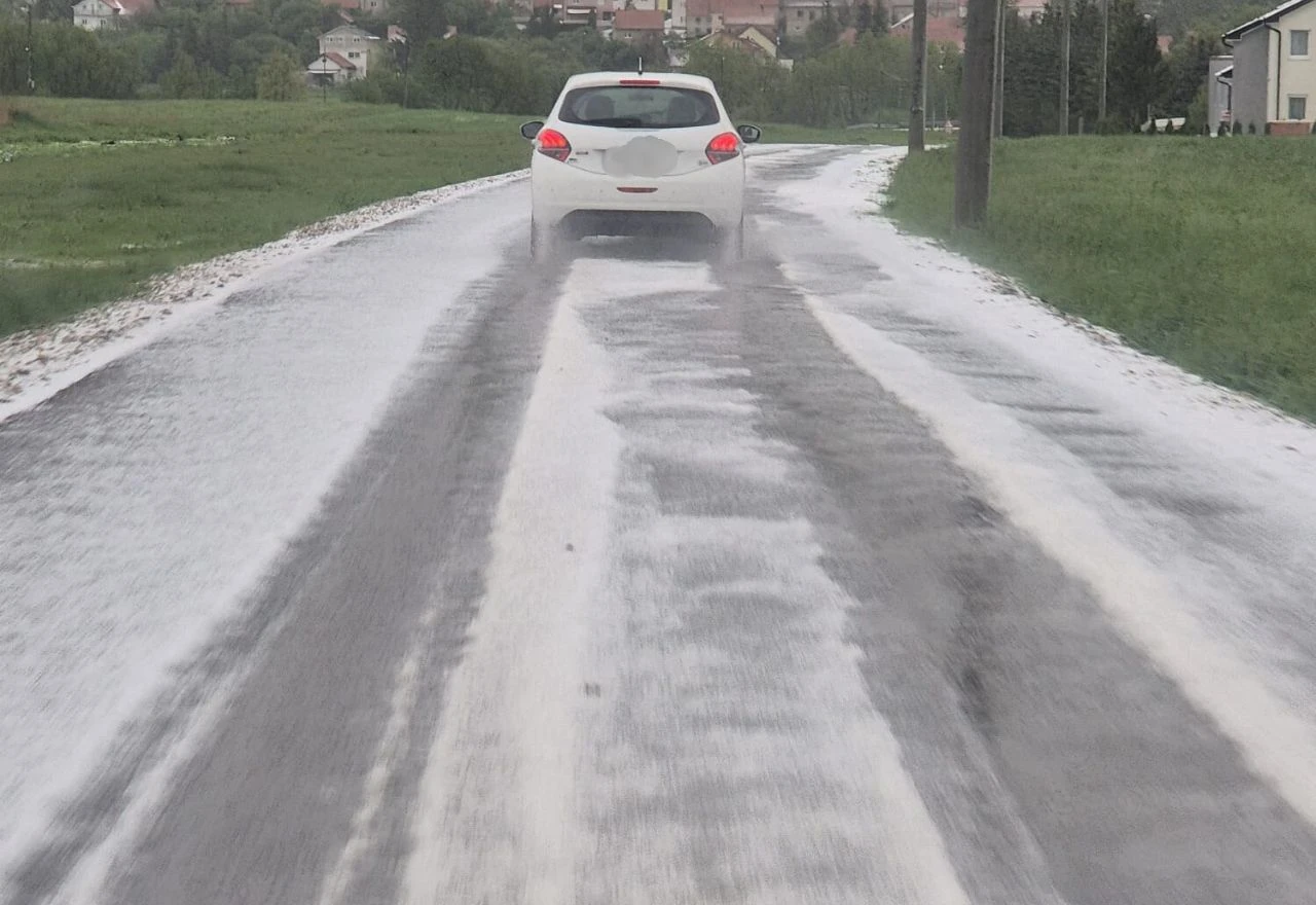 Nevrijeme praćeno jakom kišom, grmljavinom i krupom