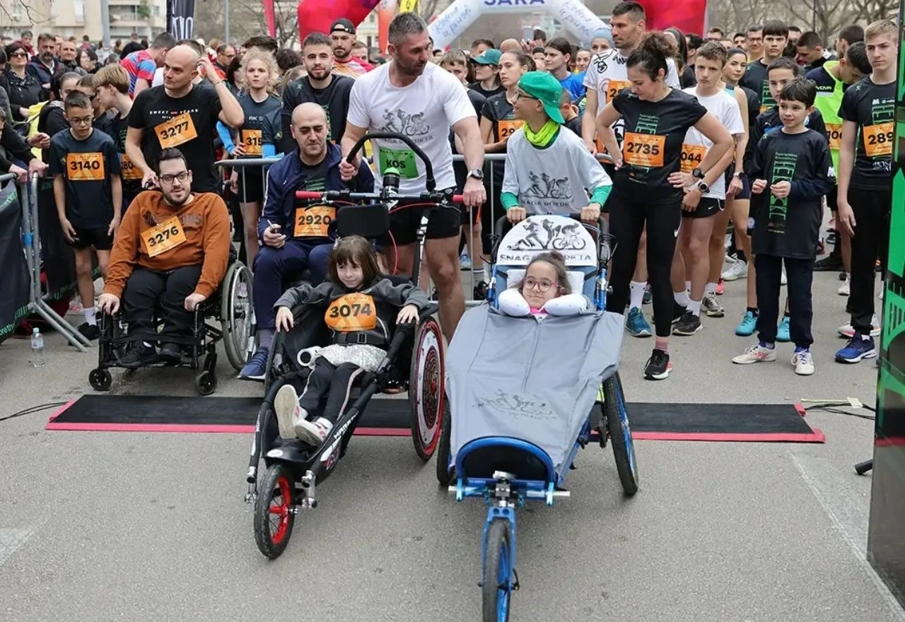 Upoznajte Šimuna, dječaka koji unatoč svojim teškoćama trči gurajući djecu s invaliditetom