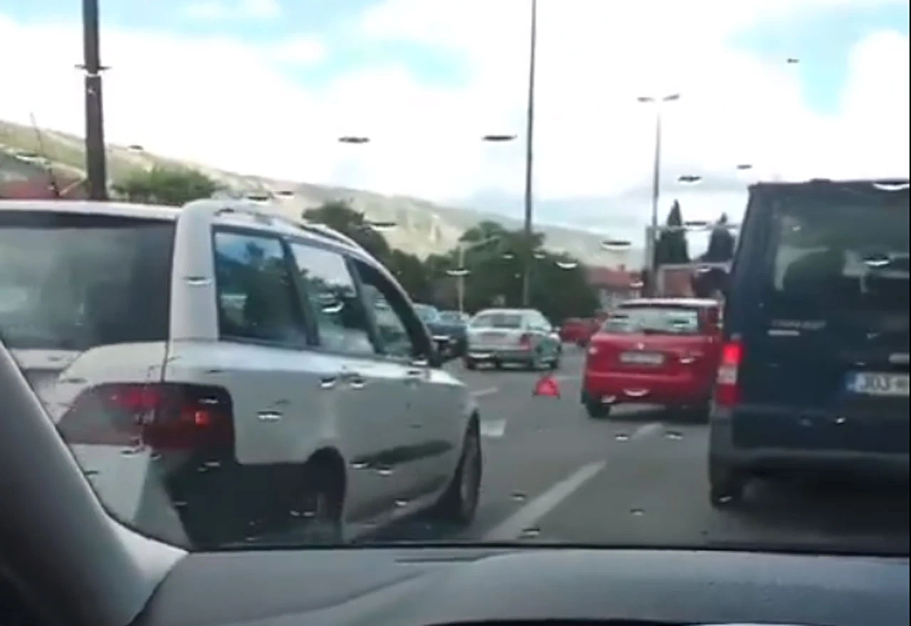 VIDEO | Kvar na vozilu dodatno zakrčio već zagušen promet