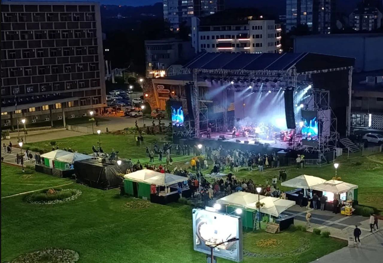 Nele Karajlić nastupao pred praznim trgom u Kragujevcu