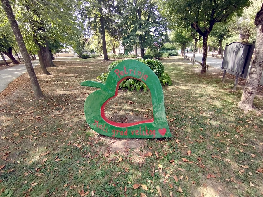 Petrinja: Mali grad, velika ruševina