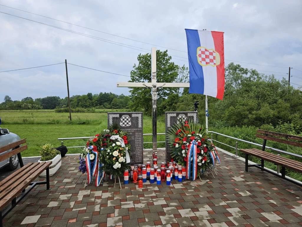Odavanjem počasti i svetom misom obilježena godišnjica stradanja Hrvata u Brčkom 1992.