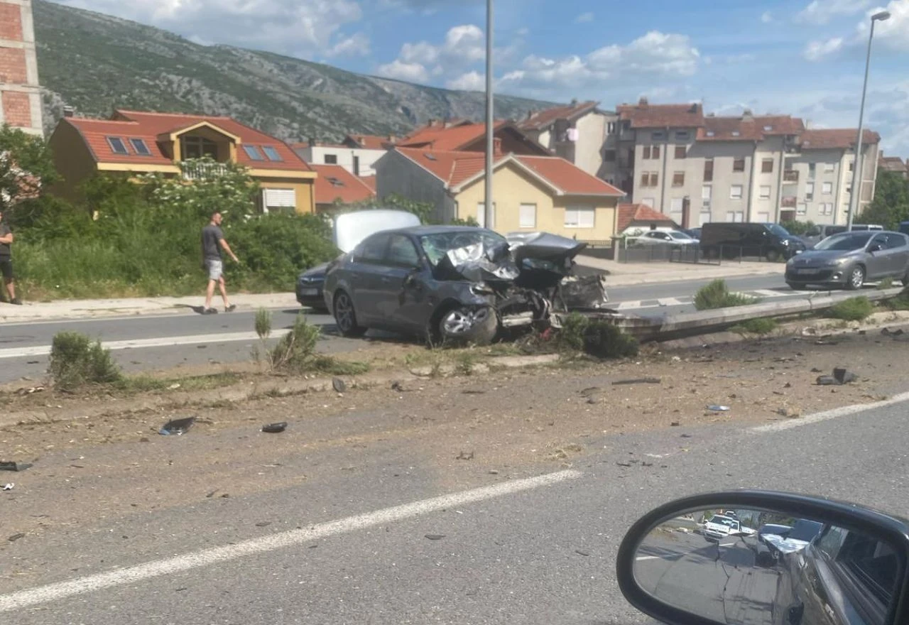 BMW-om se zabio u rasvjetni stup u Mostaru
