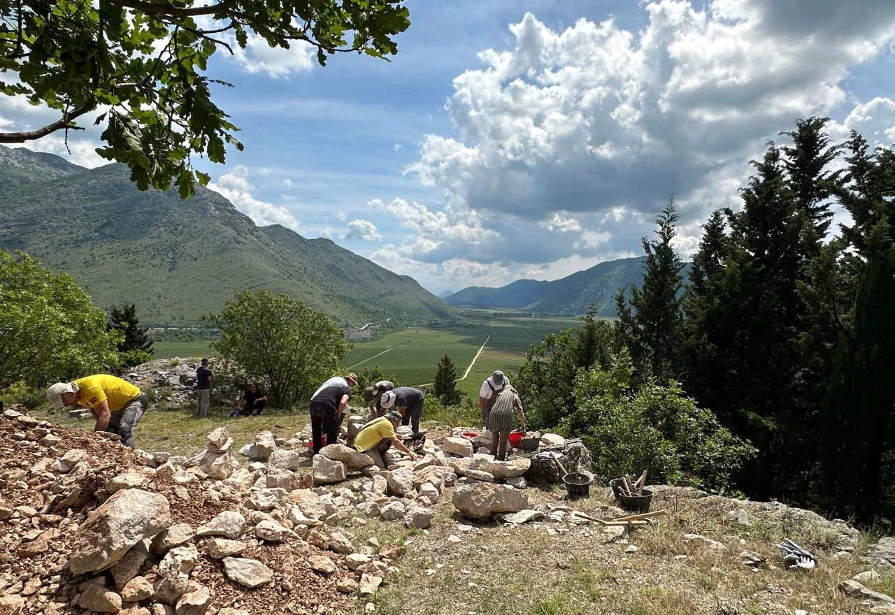 Izrada kamene klupe u sklopu radionice suhozida