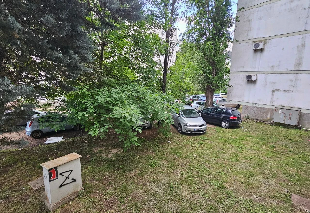 Travnjaci u Mostaru postaju parking za bahate