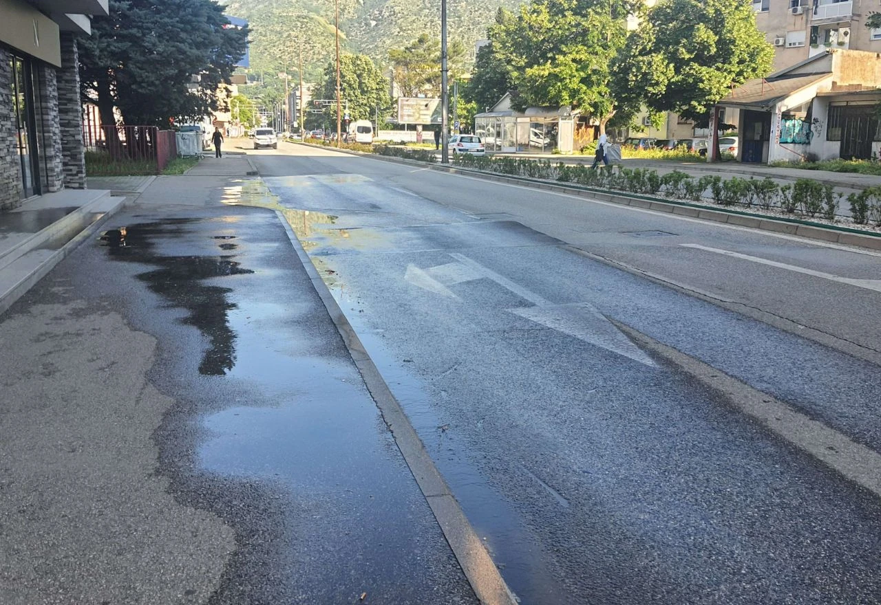 Izbila voda na cestu u Dubrovačkoj ulici