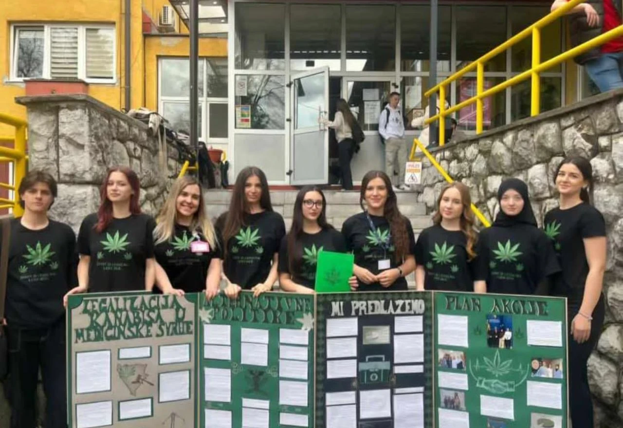 Tuzlanski srednjoškolci pobijedili na natjecanju s projektom o legalizaciji medicinskog kanabisa