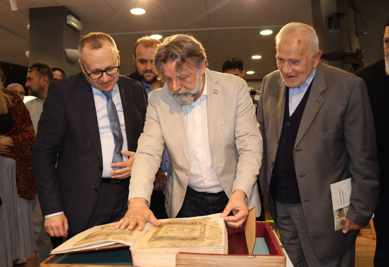 FOTO | Rukopis ''Mostarski mushaf'' ponovno predstavljen nakon restauracije