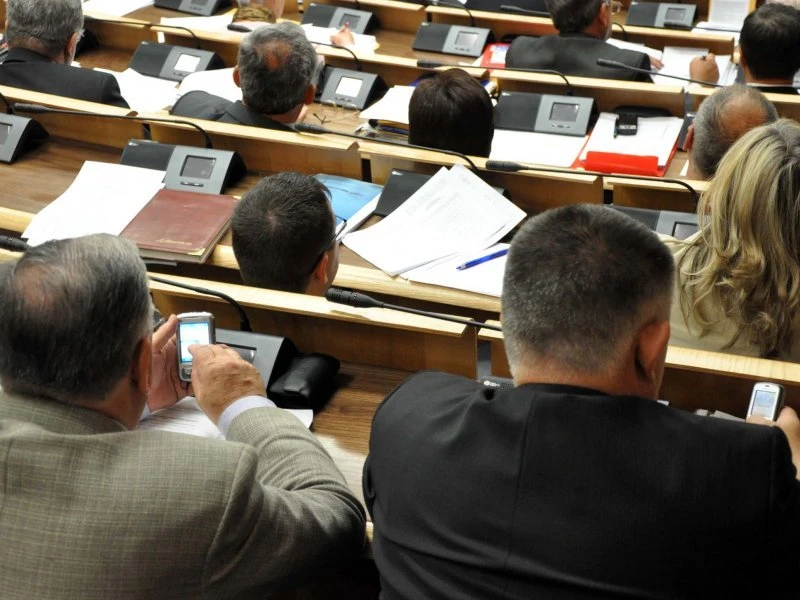 Pred zastupnicima izmjene Zakona o sigurnosti prometa: Strože kazne za obijesnu vožnju i korištenje mobitela