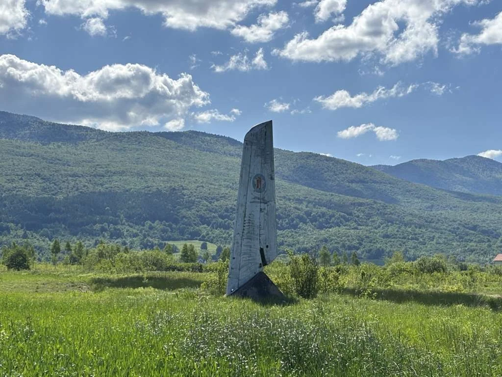Spomenik prvom partizanskom pilotu Franji Kluzu prkosi vremenu