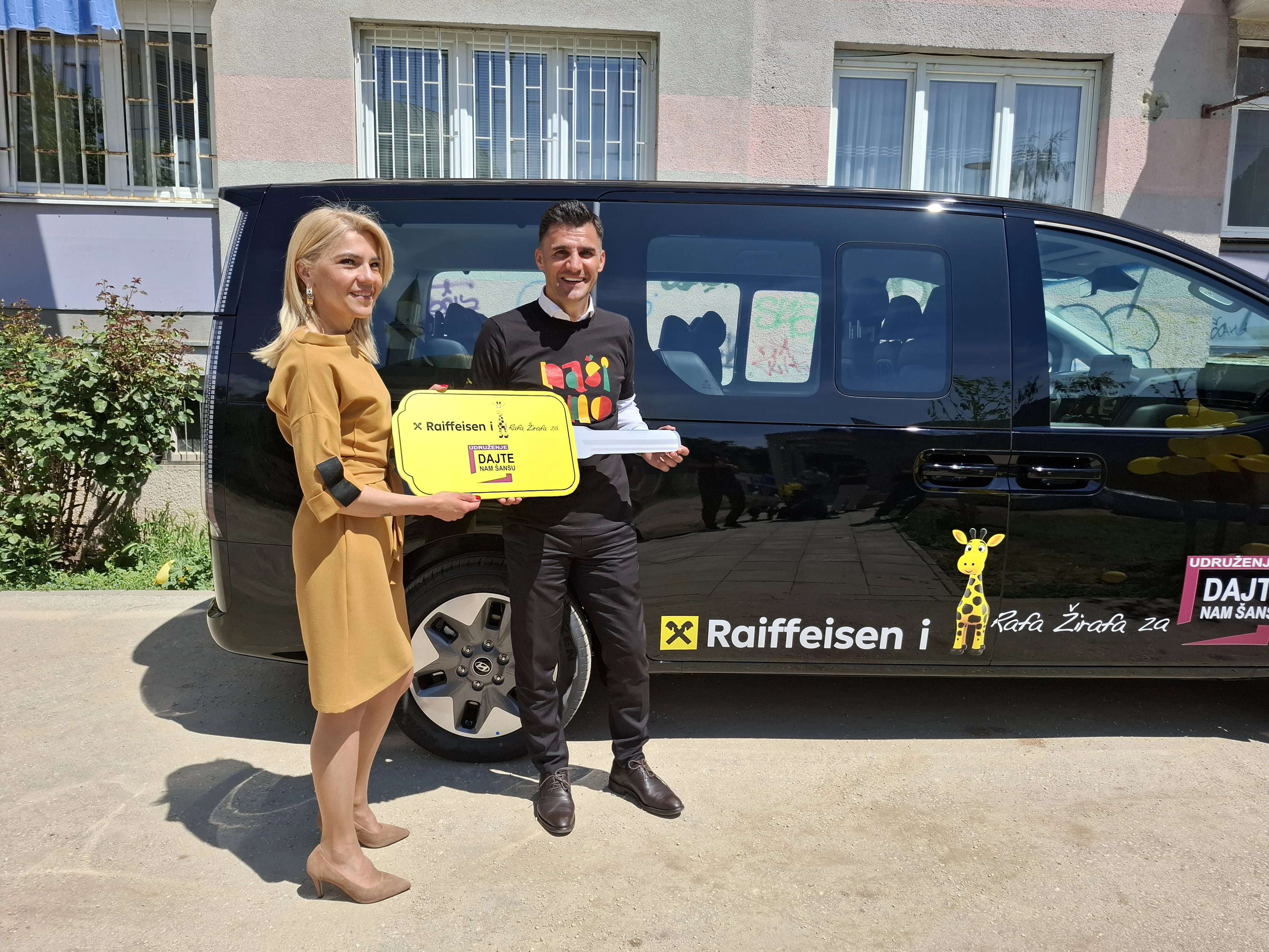 Raiffeisen uručio vrijednu donaciju udruženju ''Dajte nam šansu“