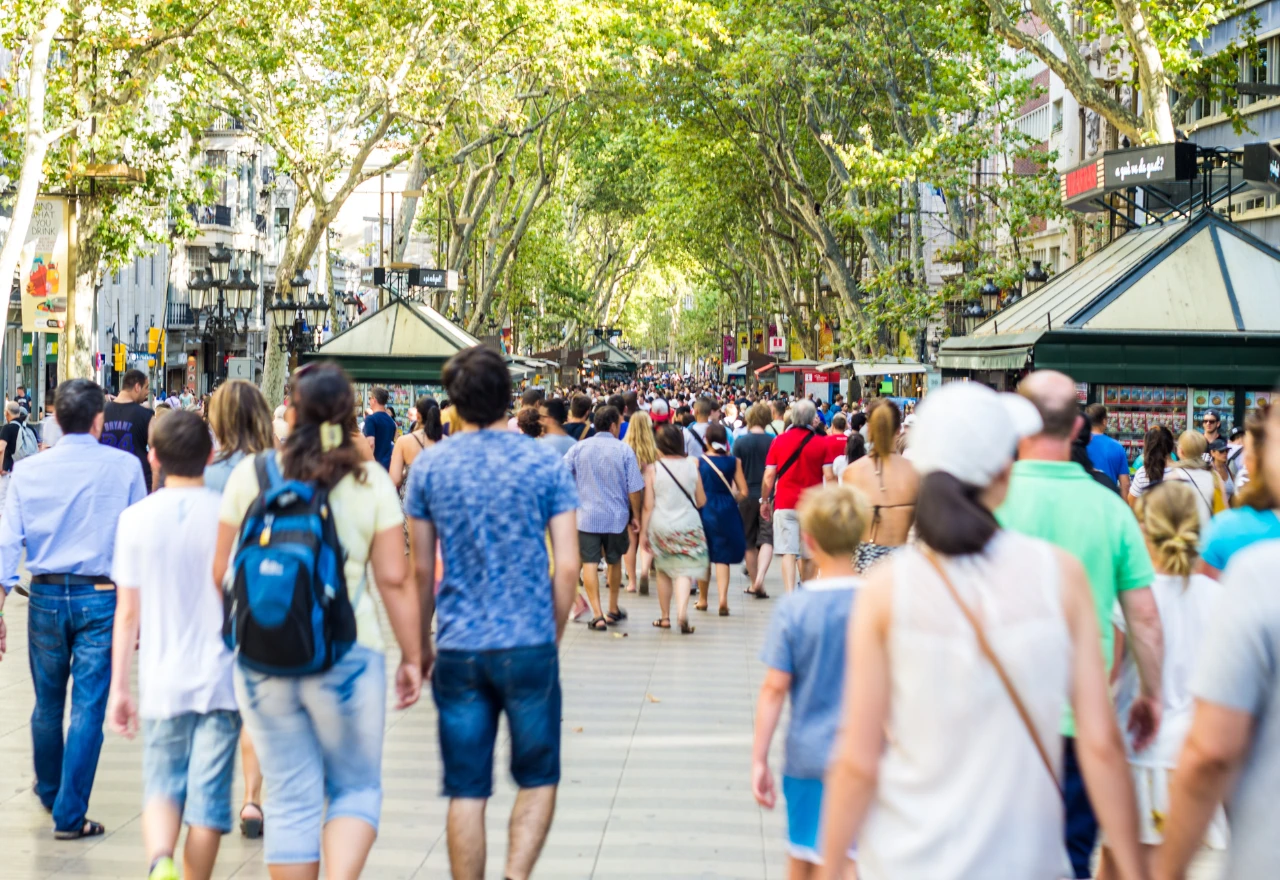 Španjolska objavila rat turistima koji zure u mobitele