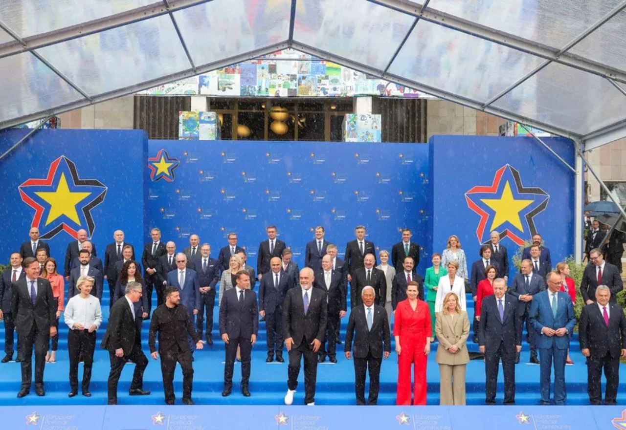 Vučić u drugom planu na Summit-u u Tirani