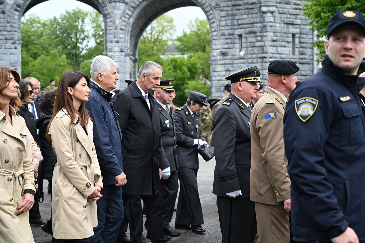 Vojni i politički vrh BiH na međunarodnom hodočašću u Francuskoj