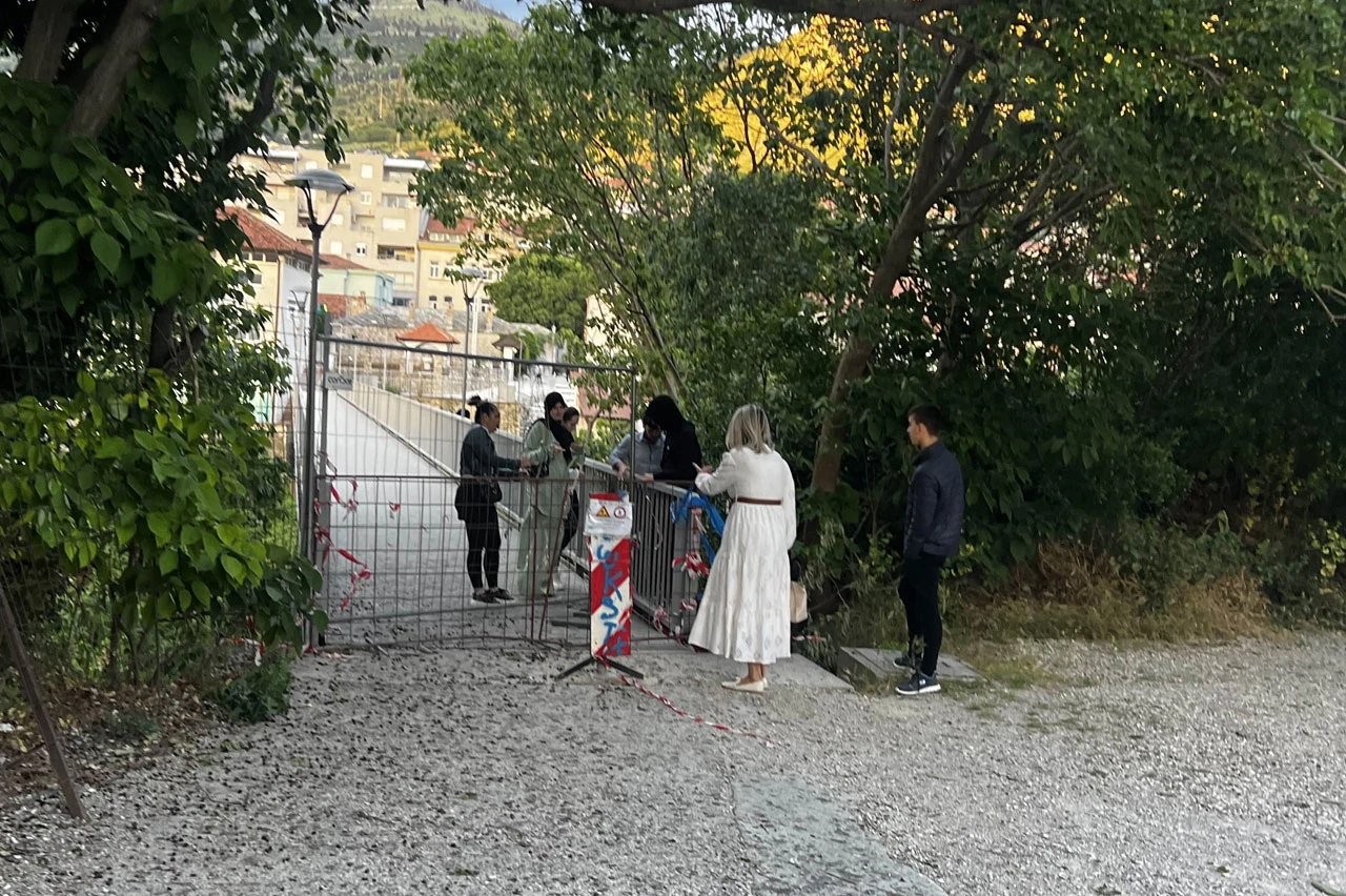 FOTO | Pješaci prelaze Bunur iako je most zatvoren
