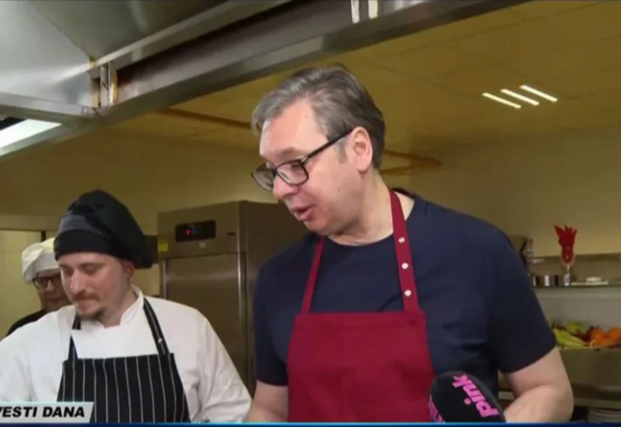 Vučić u Nišu pripremao ćevape: ''Stigli su ćaciji, moraju da se nahrane''