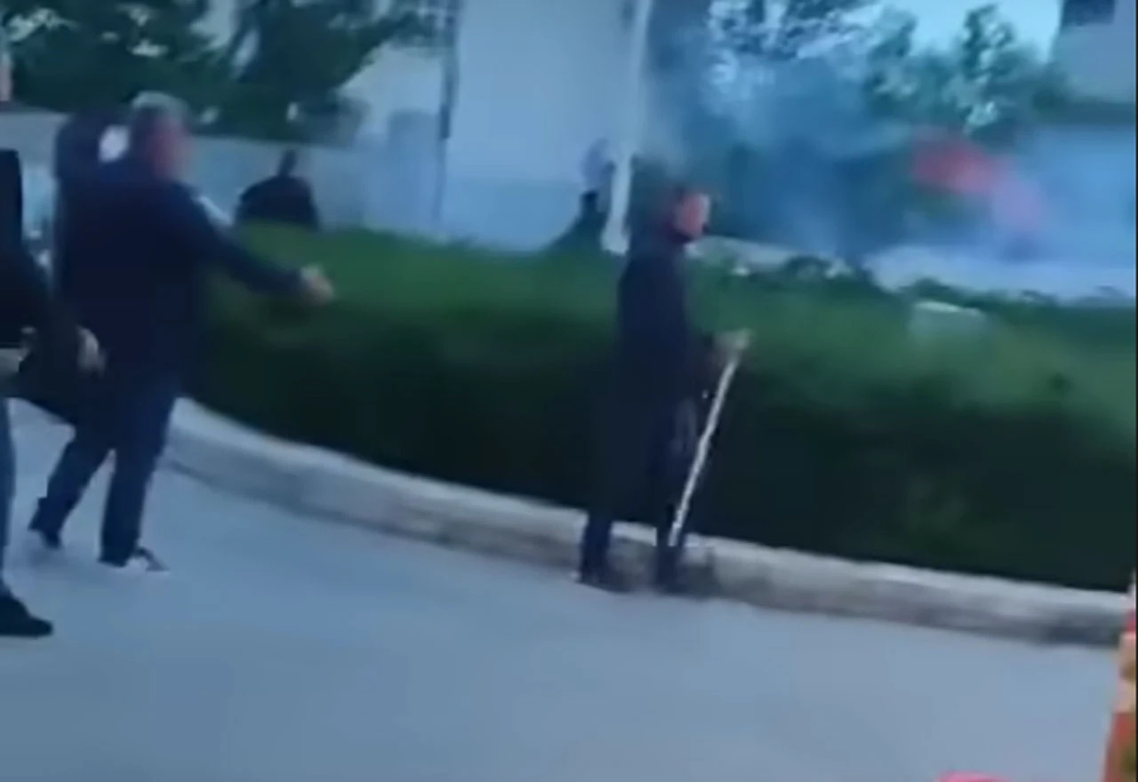 VIDEO | Huligani napali maturante u hotelu, dvojica mladića ozlijeđena