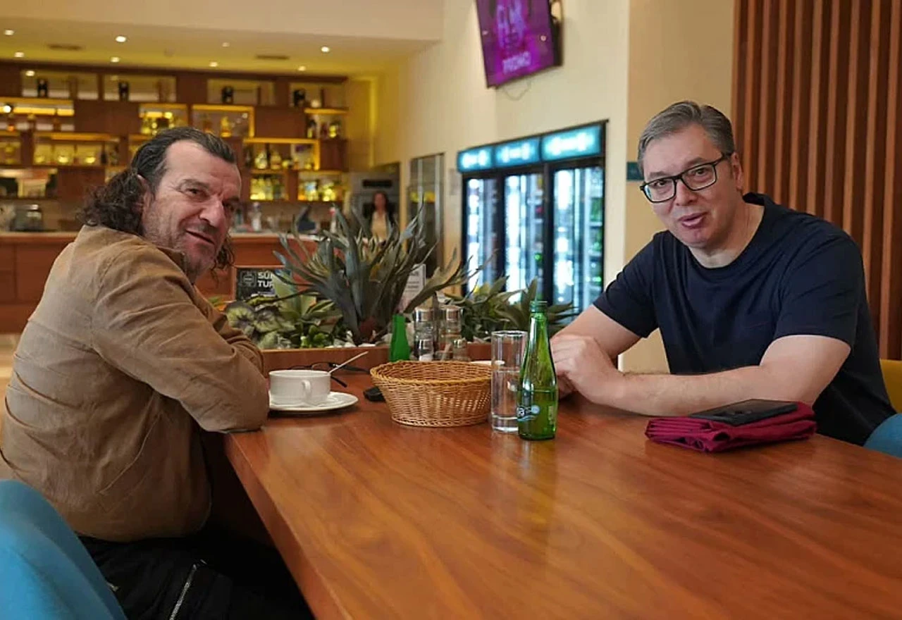 Vučić podijelio fotografiju s Acom Lukasom: ''On jede juhu, ja spreman za ćevape''