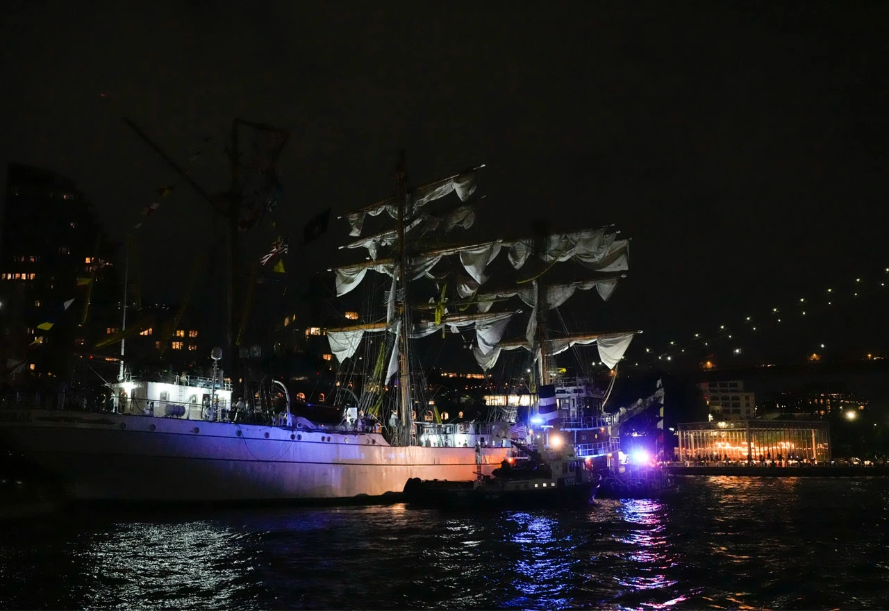 VIDEO | Jedrenjak udario u Brooklynski most