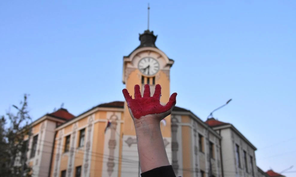 Novosađani peti dan pred sudom: I dalje blokiran, sve dok kolege ne vidimo na slobodi!