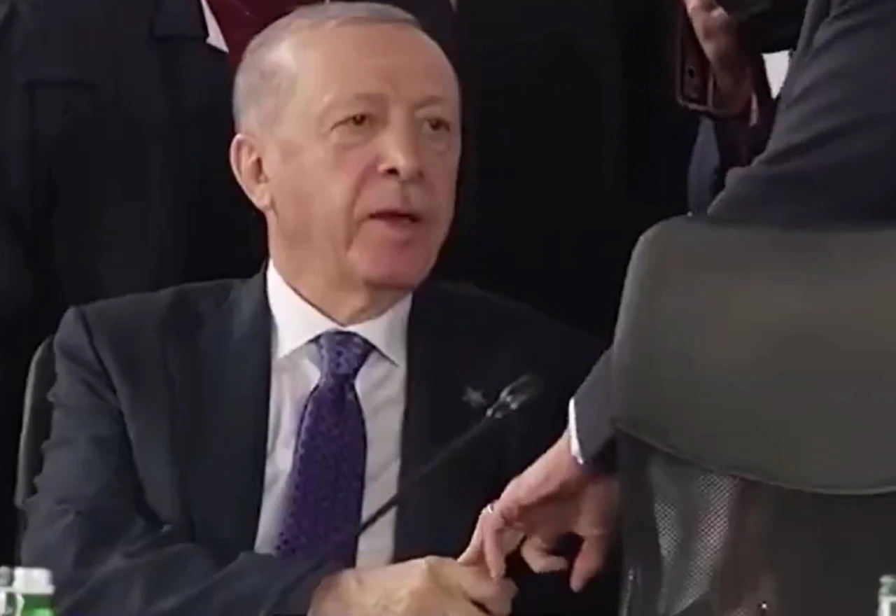 VIDEO | Erdogan ''zarobio'' Macronov srednji prst: Osebujan pozdrav ili tajna poruka?