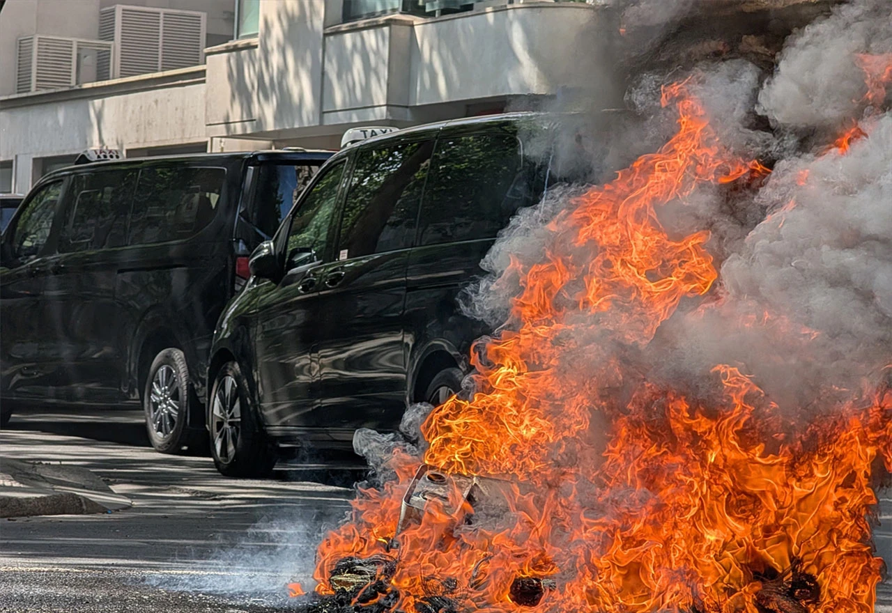 FOTO | Gori u Parizu zbog smanjenja naknada za zdravstveni prijevoz