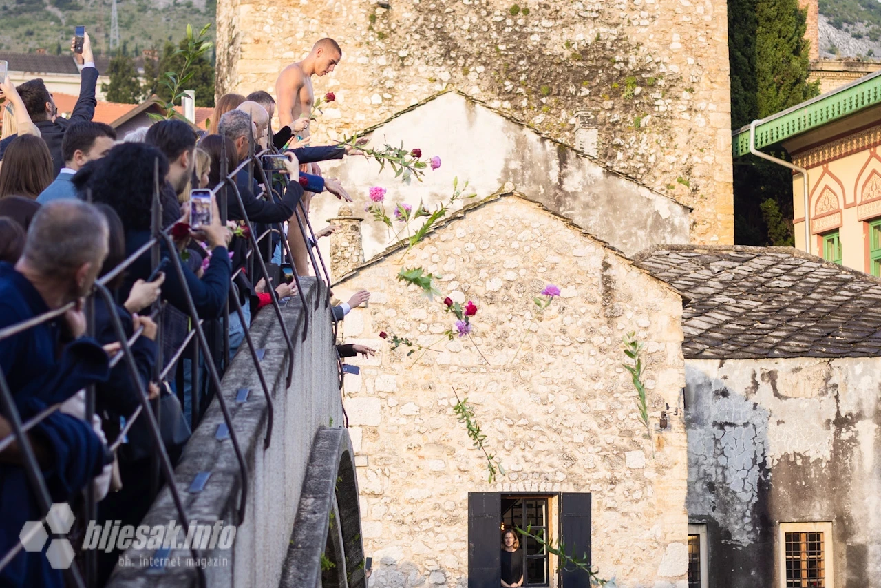 Skok sa Starog mosta uoči konferencije 'MOSTAR 2025: Dijalog za budućnost'