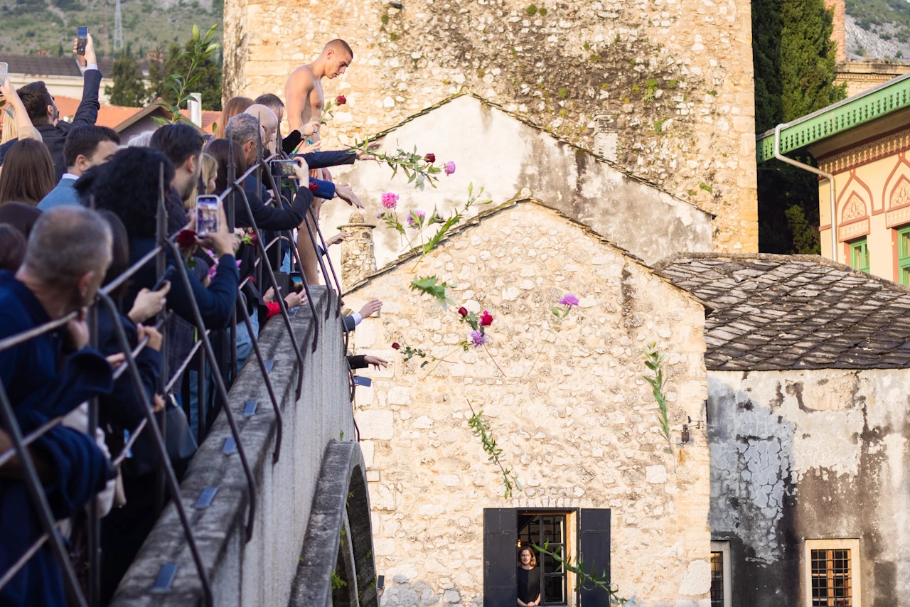 Skok sa Starog mosta uoči konferencije 'MOSTAR 2025: Dijalog za budućnost'