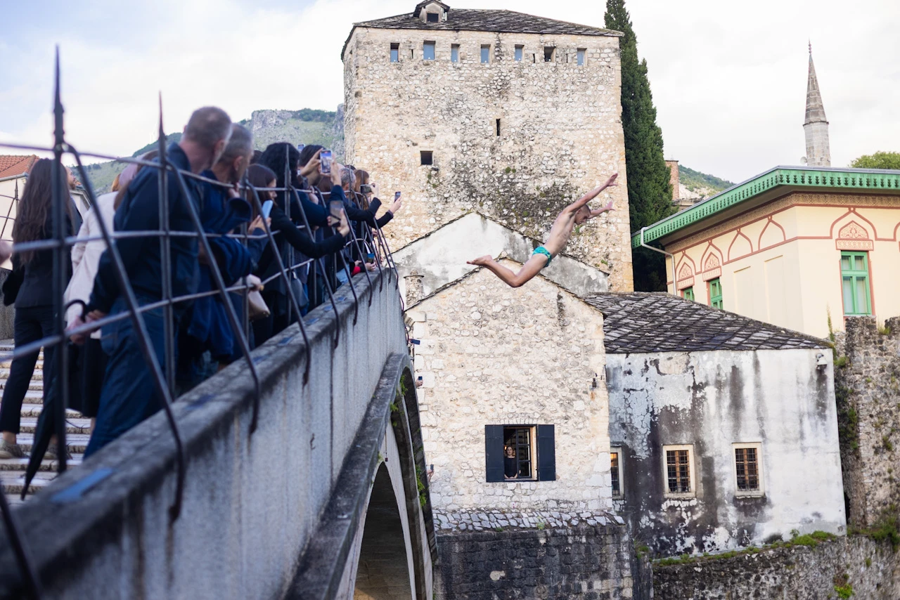 FOTO | Mostar 2025: Skok sa Starog mosta za početak konferencije dijaloga i pomirenja