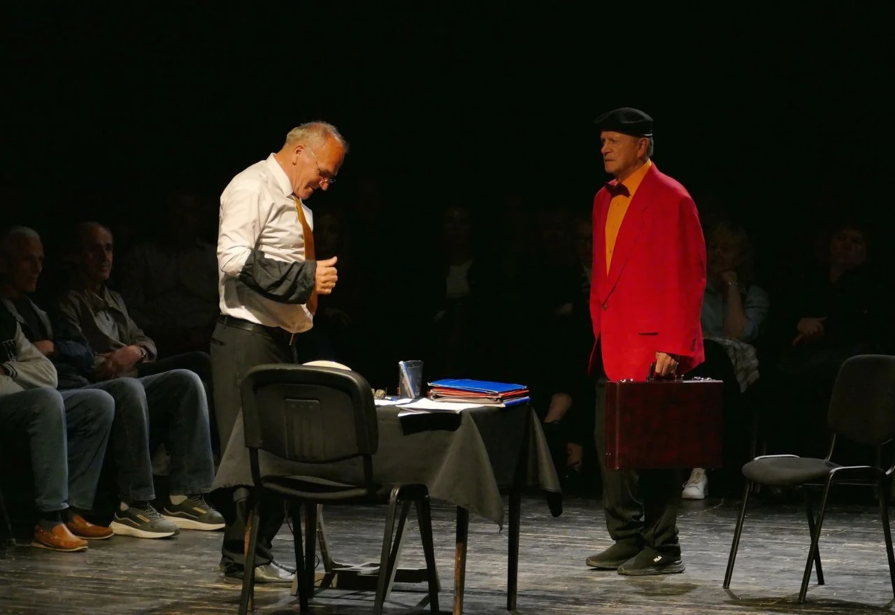 Predstava ''Idiot'' ismijala birokraciju na Festivalu glumca u Konjicu