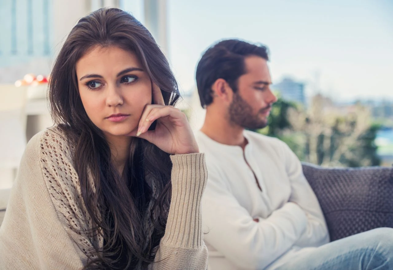 Sumnjate da vas partner želi razdvojiti od prijateljica? Ovih 5 znakova sve otkrivaju