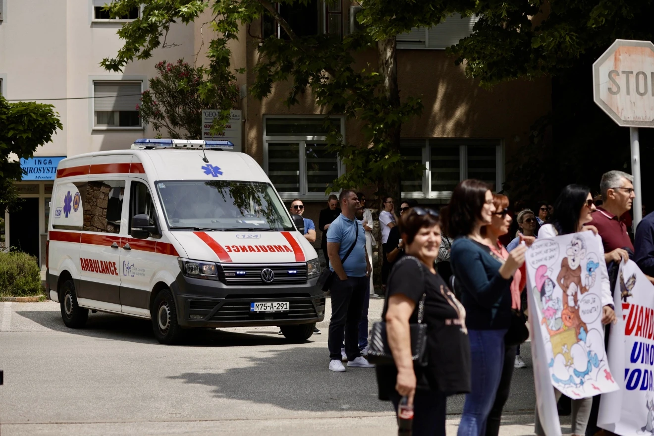 VIDEO: Zdravstveni radnici izašli na ulice Mostara