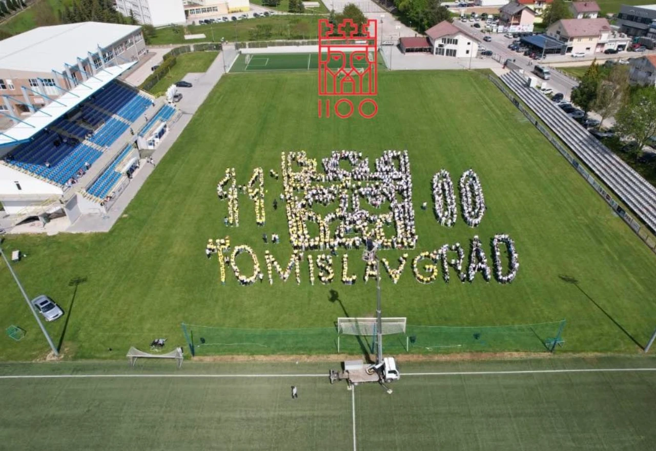 Tomislavgrad: 1100 učenika poziralo u čast 1100. obljetnice Hrvatskog kraljevstva