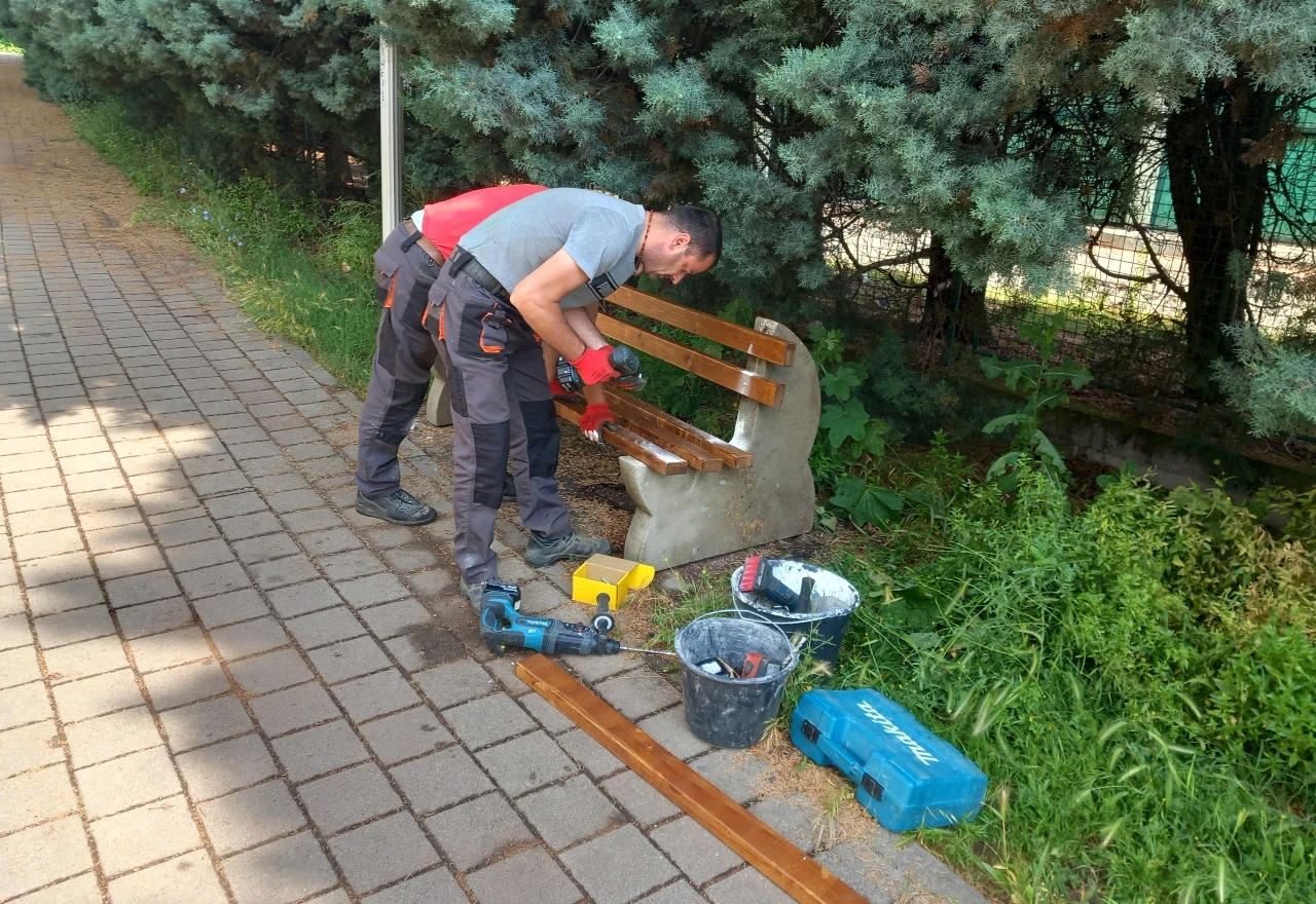 Postavljaju se nove klupe na šetnici uz rijeku Radobolju