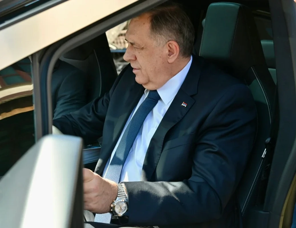 VIDEO | Dodik isprobao Teslin Cybertruck: "Vlada će kupiti jedan da ga ispromoviramo"