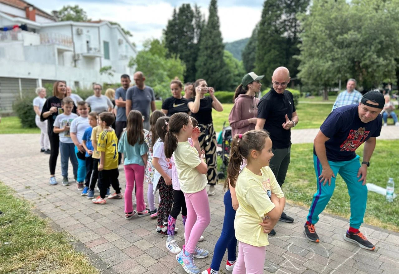 FOTO | Mostar: Roditelji se vratili u djetinjstvo "starinskim igrama"