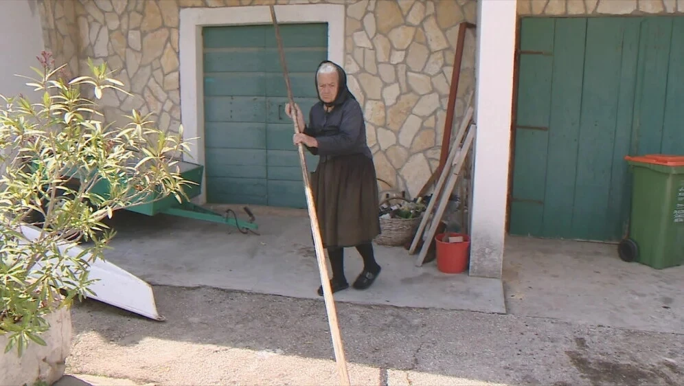 Baka ribarica postala je viralni hit: Ne boji se ni morskog psa
