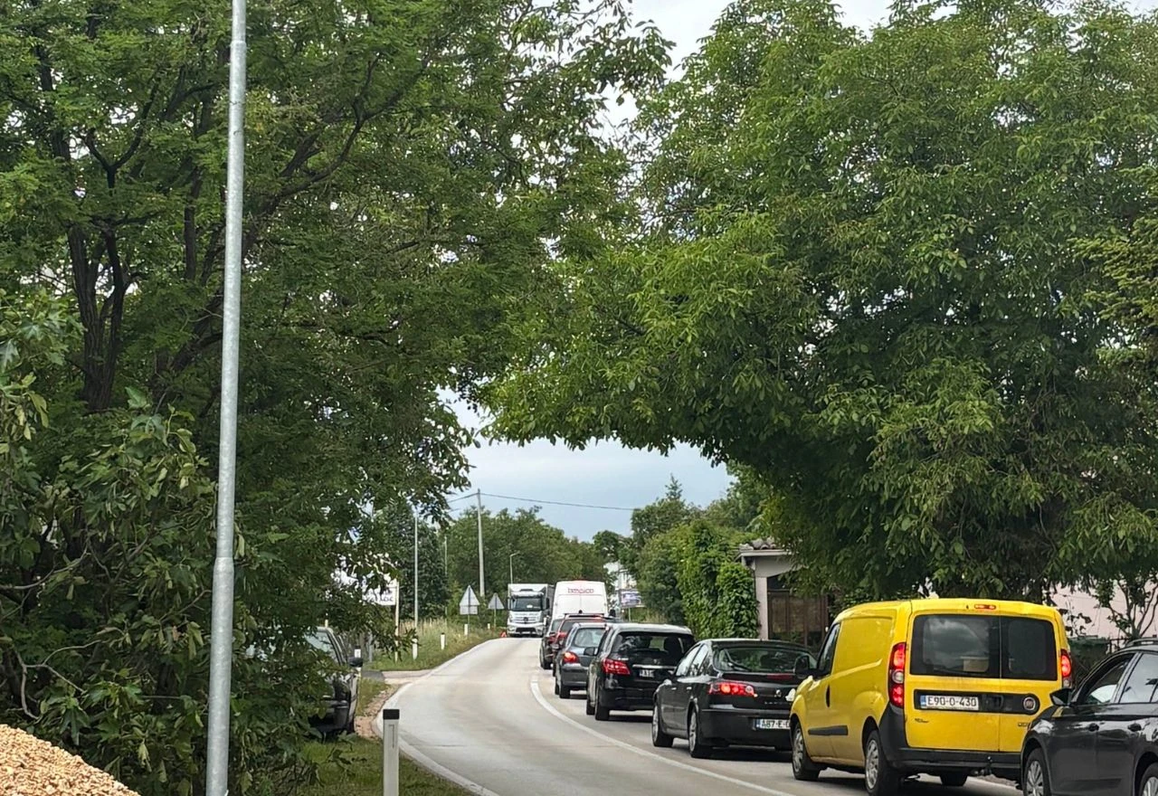 Prometna nesreća u Knešpolju izazvala velike gužve, promet otežan zbog ulja na cesti