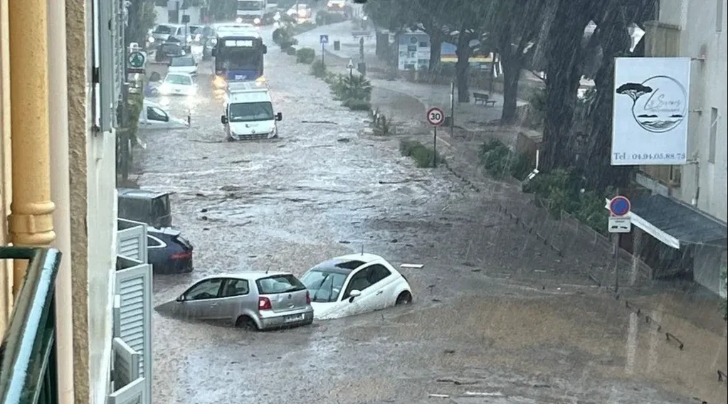 Kaos u Francuskoj: Tri osobe poginule u poplavama