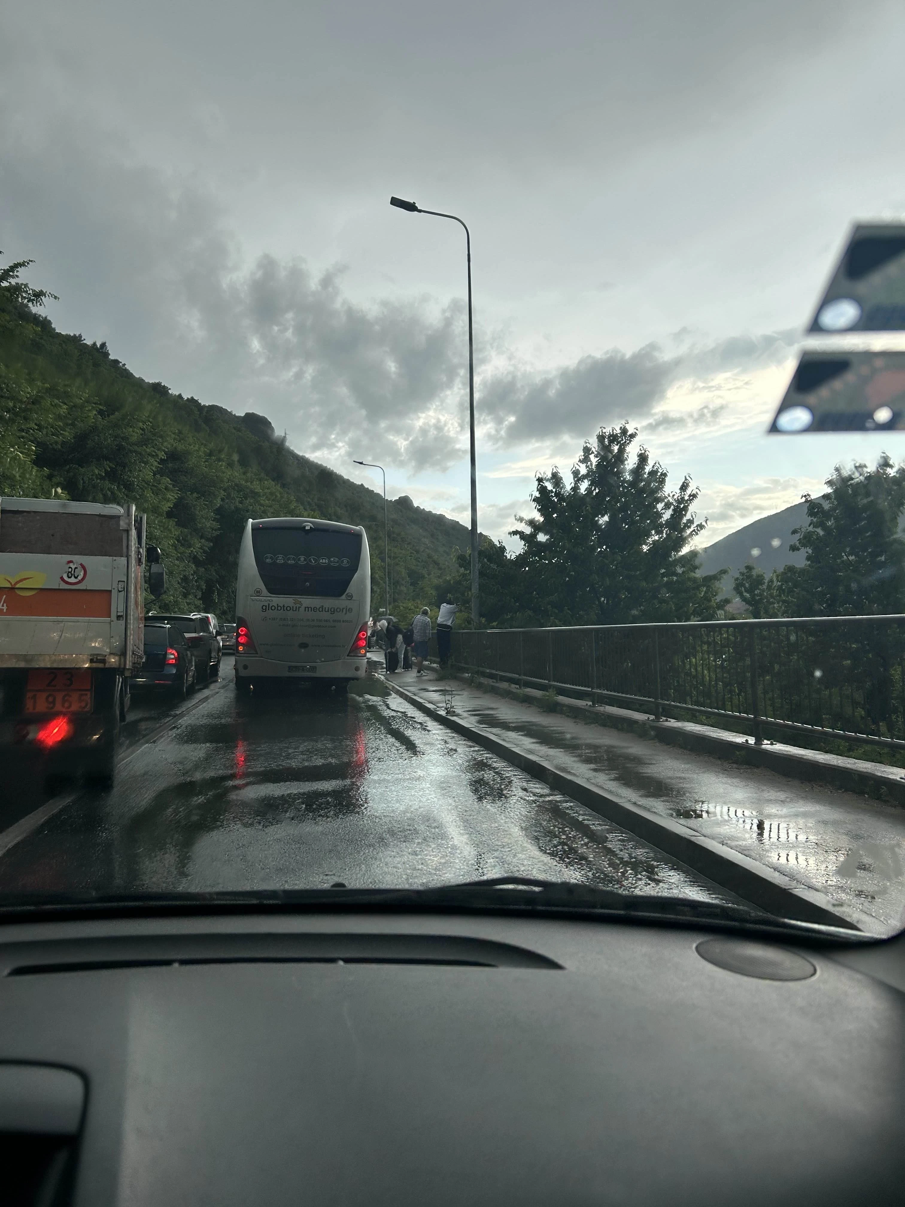 FOTO | Velike kolone na izlazu iz Mostara: Zbog prometne nezgode promet i dalje otežan