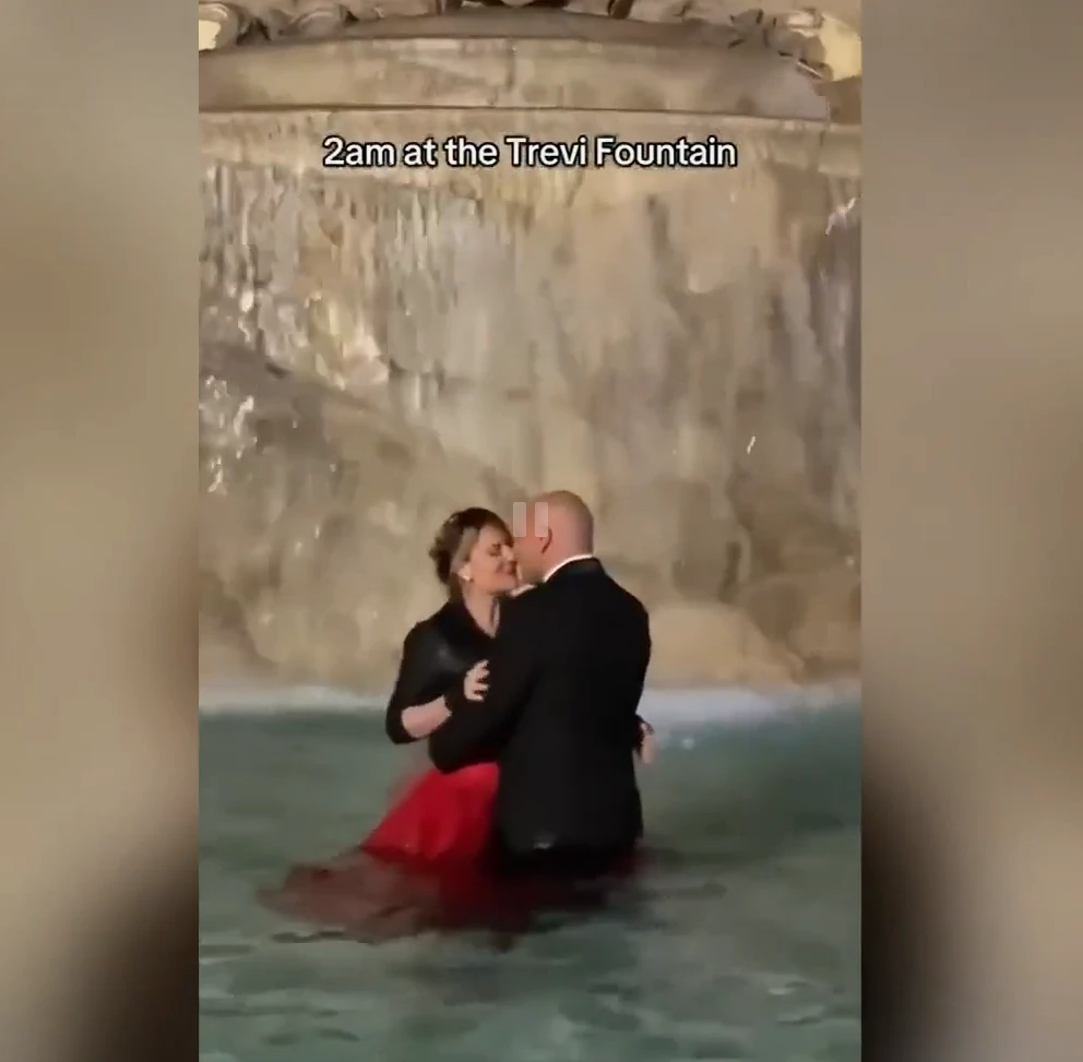 Scena iz Rima postala hit: Ples, poljupci i kazna pred svima!