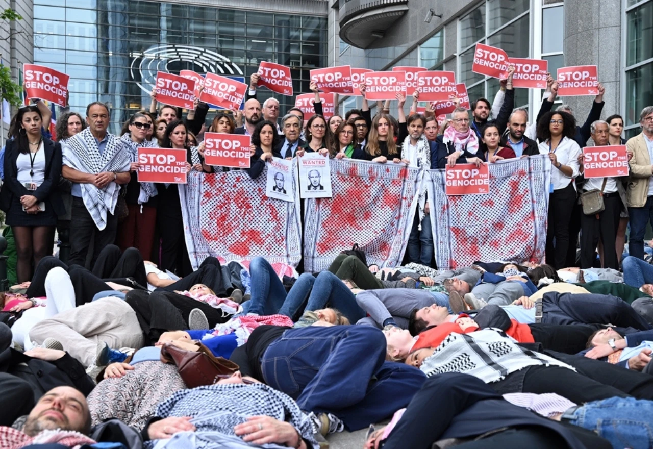 Aktivisti ležali pred Europskim parlamentom zbog genocida u Gazi