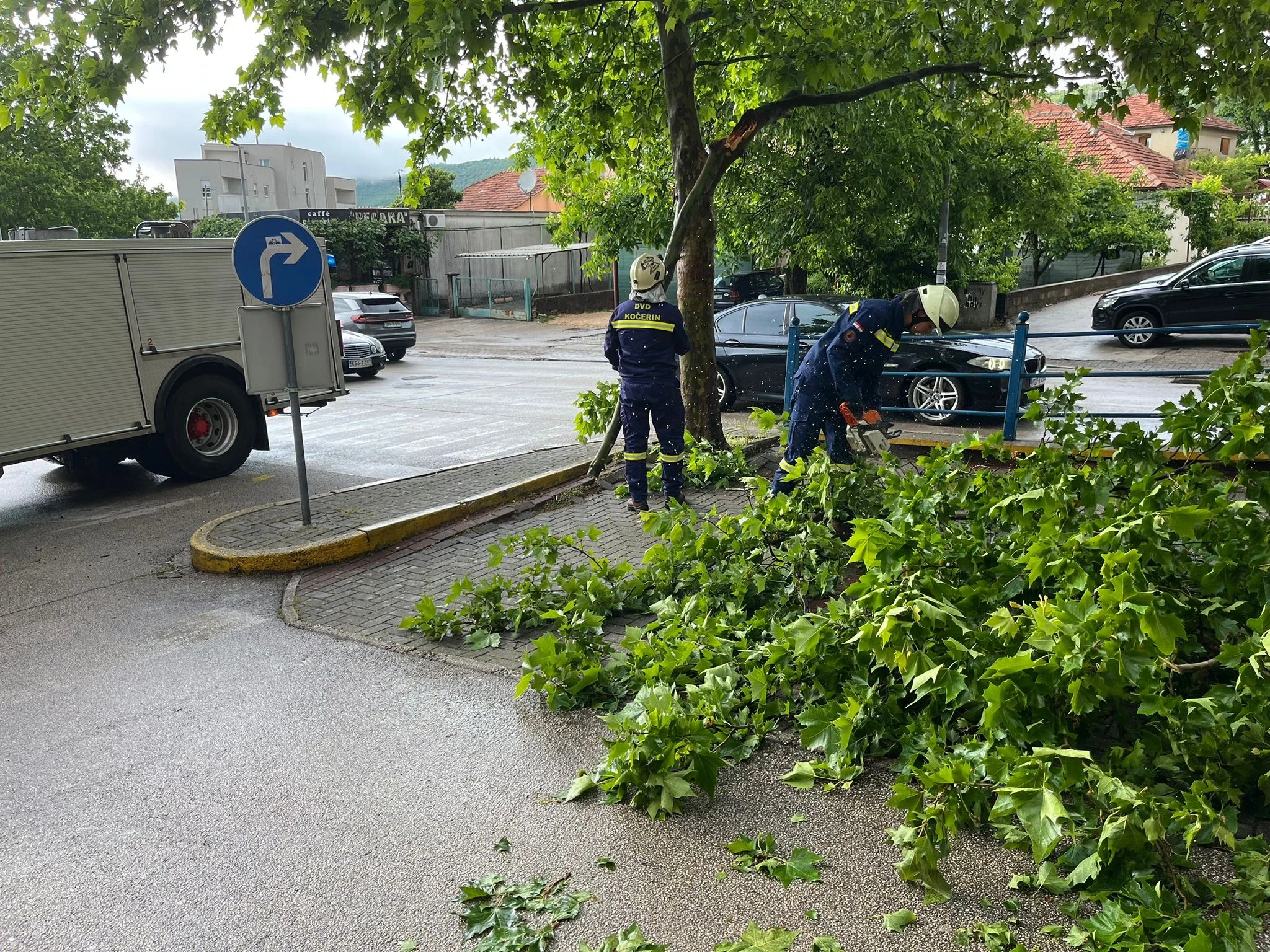Širokobriješki vatrogasci izvlačili auto iz vode, u Grudama poplavljeni stambeni i gospodarski objekti