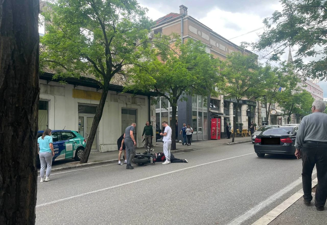 FOTO | Sudar motocikla i osobnog vozila kod hotela Bristol