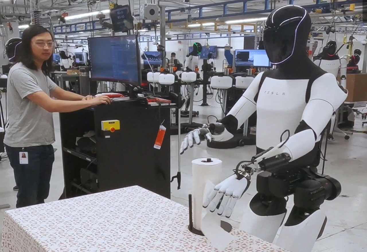 Impresivne mogućnosti robota Optimus: Usisava, kuha, čisti i koristi mikrovalnu