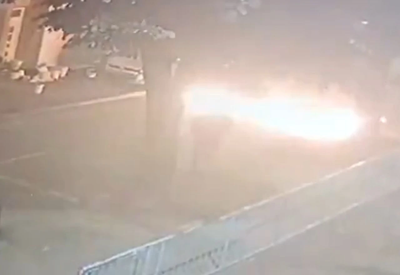 VIDEO | Mostar: Maskirana osoba zapalila automobil ispred škole u Donjoj mahali