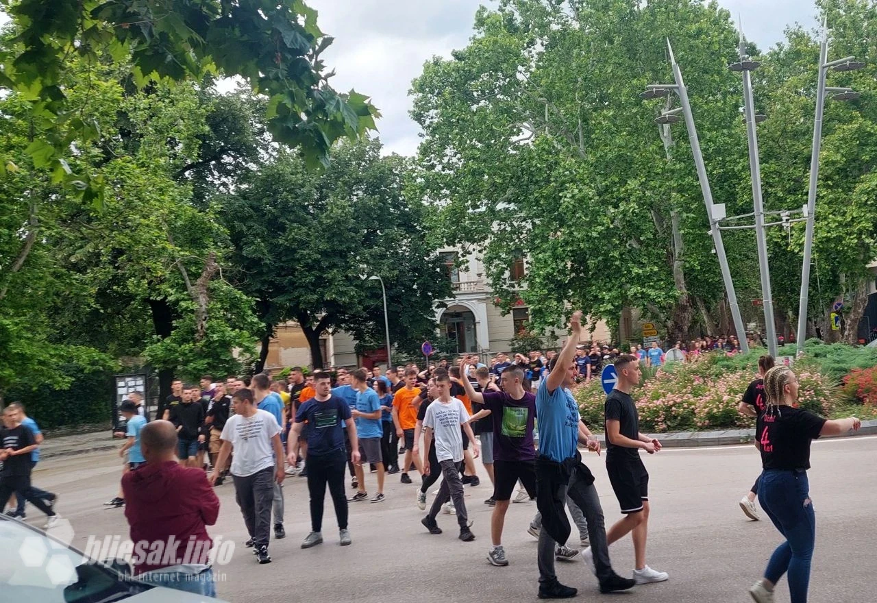 Mostarske ulice preplavili srednjoškolci, pjesmom i plesom proslavili norijadu